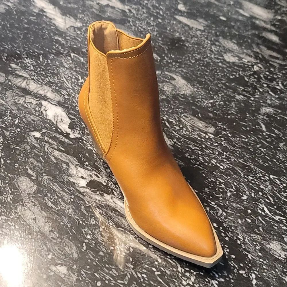 BRAND NEW FOREVER POINTED TOE PULL-ON STYLE BOOT
